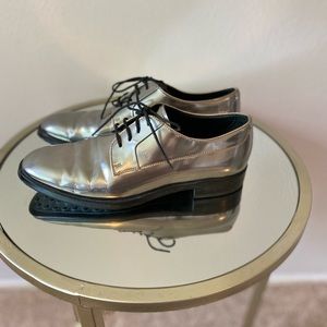 TOD’S Women’s Metallic Oxfords Silver Shoes w/laces in Size 8 (38.5).